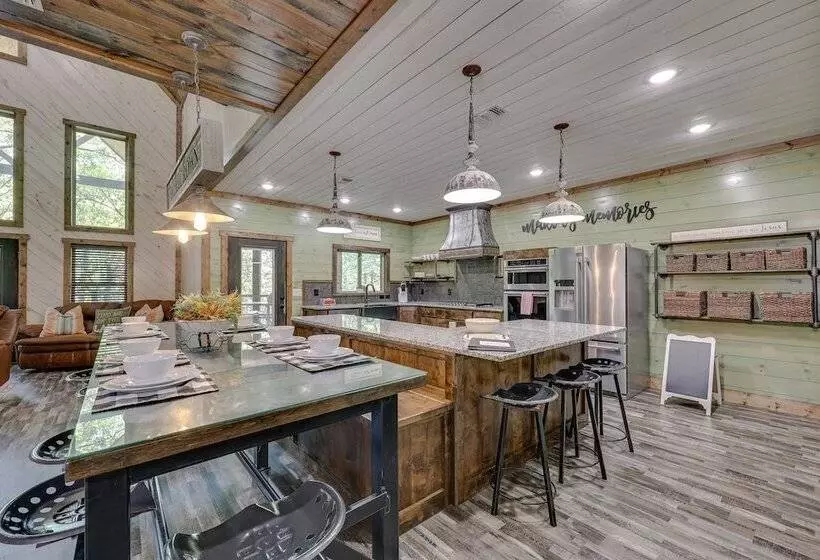 Gorgeous Broken Bow Family Home W/ Private Hot Tub