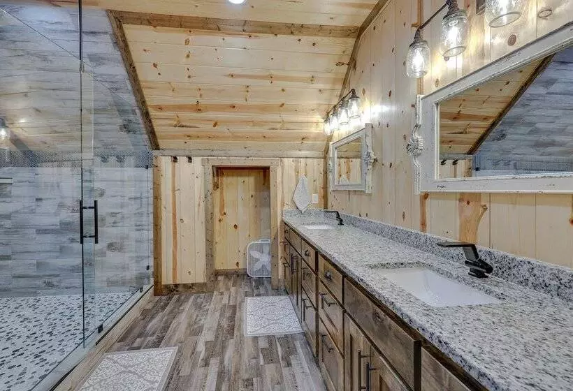 Gorgeous Broken Bow Family Home W/ Private Hot Tub