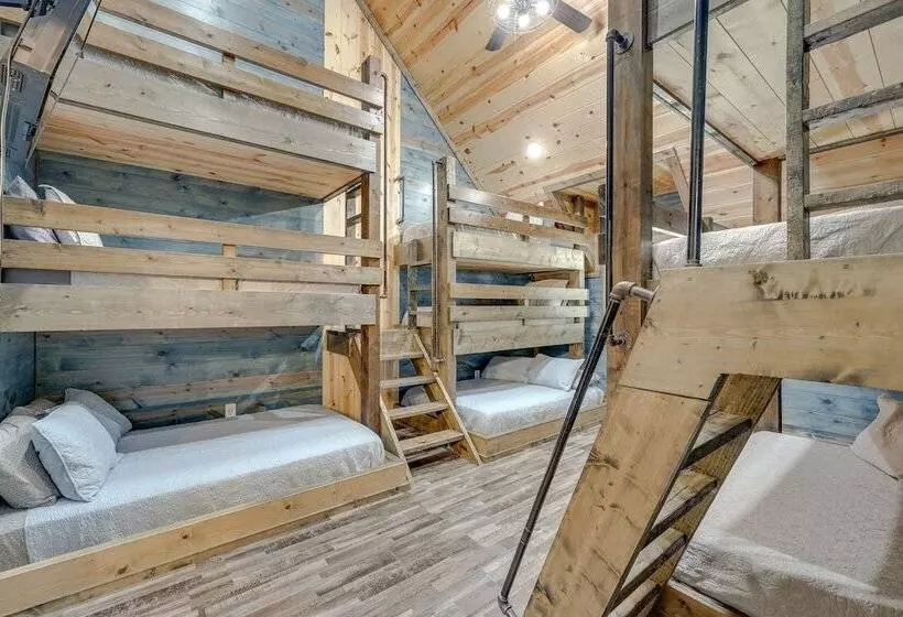 Gorgeous Broken Bow Family Home W/ Private Hot Tub