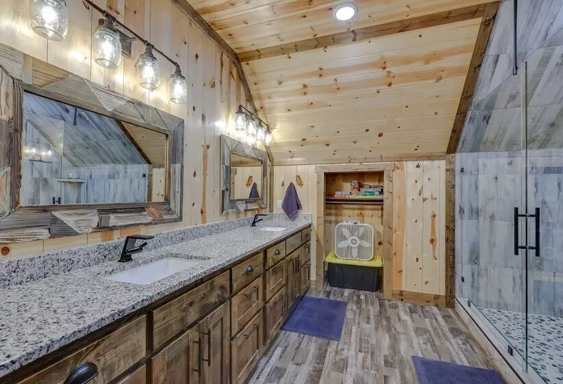 Gorgeous Broken Bow Family Home W/ Private Hot Tub