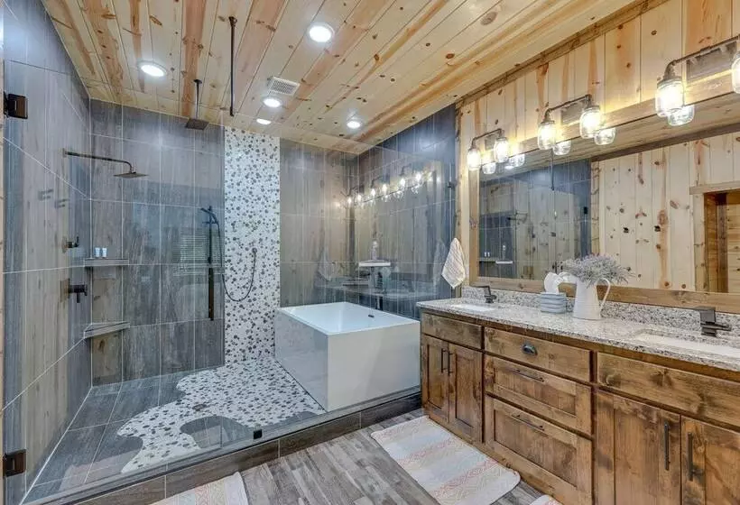 Gorgeous Broken Bow Family Home W/ Private Hot Tub