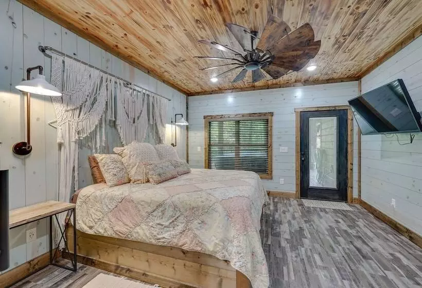Gorgeous Broken Bow Family Home W/ Private Hot Tub