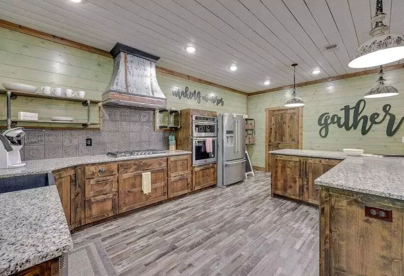 Gorgeous Broken Bow Family Home W/ Private Hot Tub