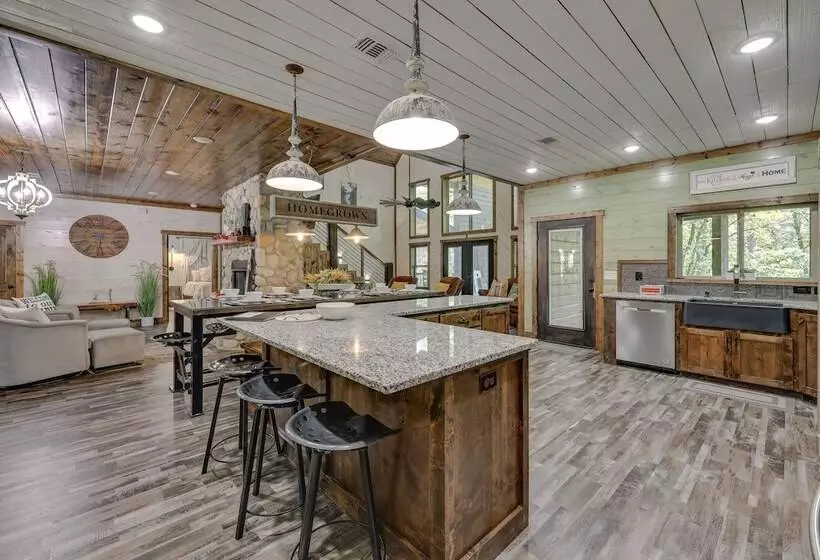 Gorgeous Broken Bow Family Home W/ Private Hot Tub