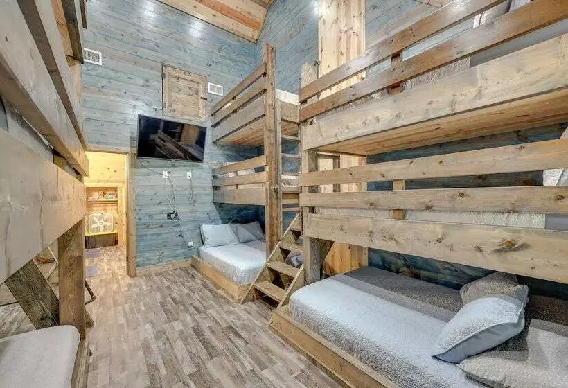 Gorgeous Broken Bow Family Home W/ Private Hot Tub