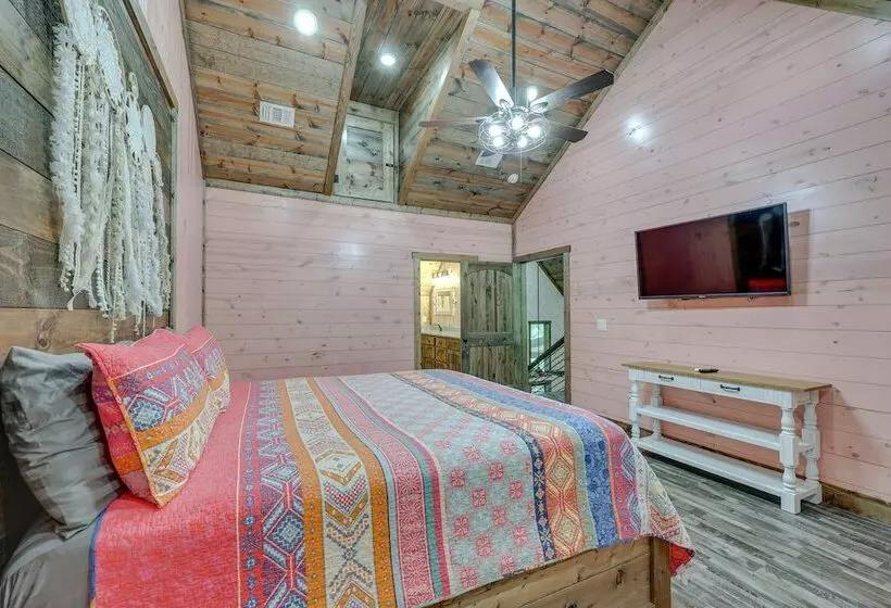 Gorgeous Broken Bow Family Home W/ Private Hot Tub