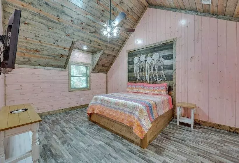Gorgeous Broken Bow Family Home W/ Private Hot Tub