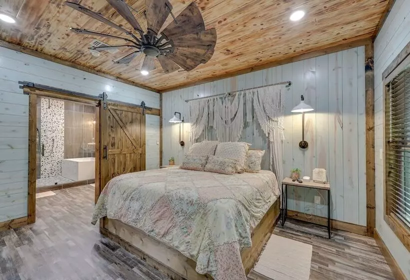 Gorgeous Broken Bow Family Home W/ Private Hot Tub