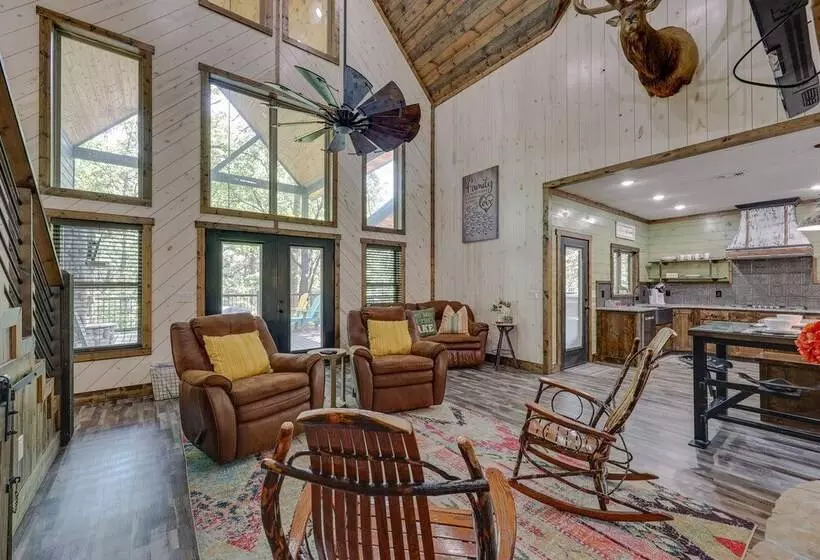 Gorgeous Broken Bow Family Home W/ Private Hot Tub