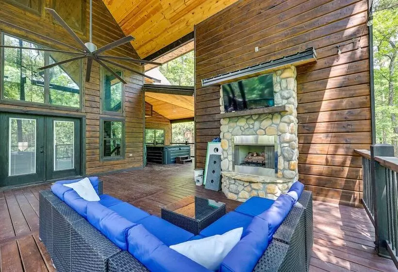 Gorgeous Broken Bow Family Home W/ Private Hot Tub