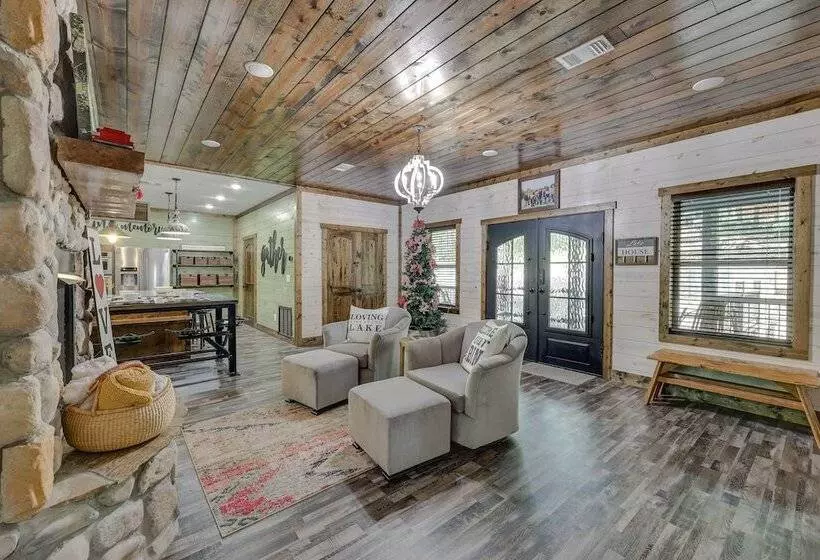 Gorgeous Broken Bow Family Home W/ Private Hot Tub