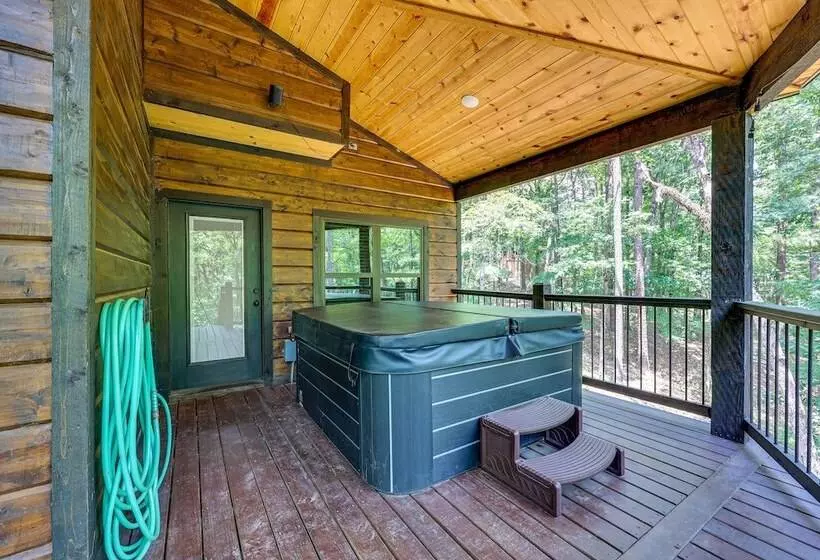 Gorgeous Broken Bow Family Home W/ Private Hot Tub