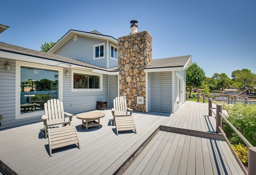 Cedar Creek Lake Views: Gorgeous Mabank House!