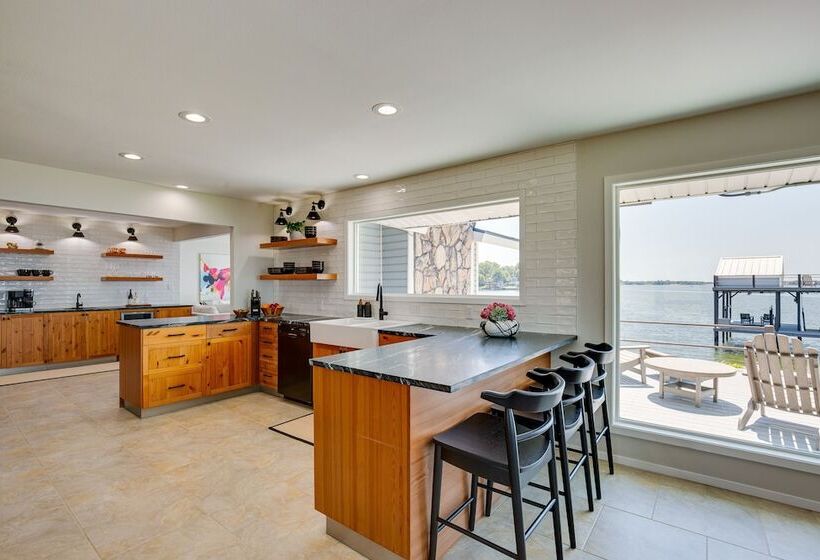 Cedar Creek Lake Views: Gorgeous Mabank House!