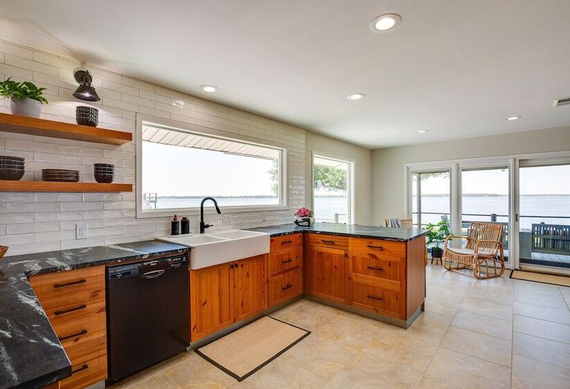 Cedar Creek Lake Views: Gorgeous Mabank House!