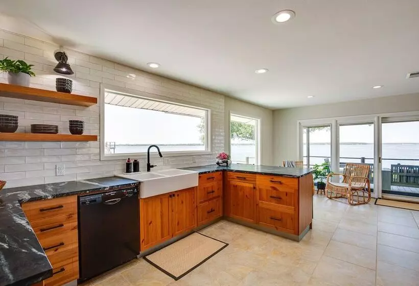 Cedar Creek Lake Views: Gorgeous Mabank House!