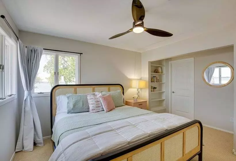 Cedar Creek Lake Views: Gorgeous Mabank House!