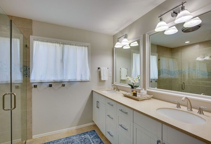 Cedar Creek Lake Views: Gorgeous Mabank House!