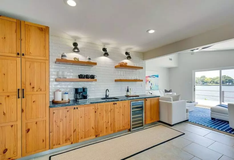 Cedar Creek Lake Views: Gorgeous Mabank House!