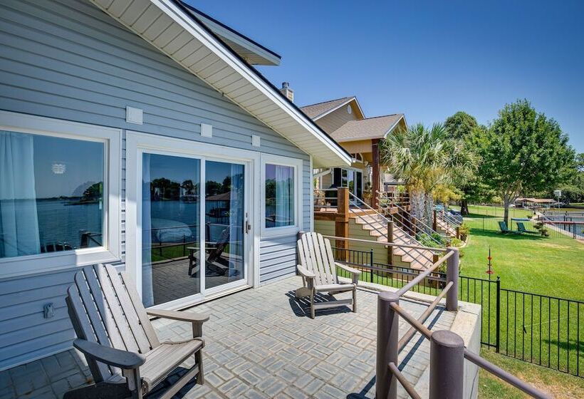 Cedar Creek Lake Views: Gorgeous Mabank House!