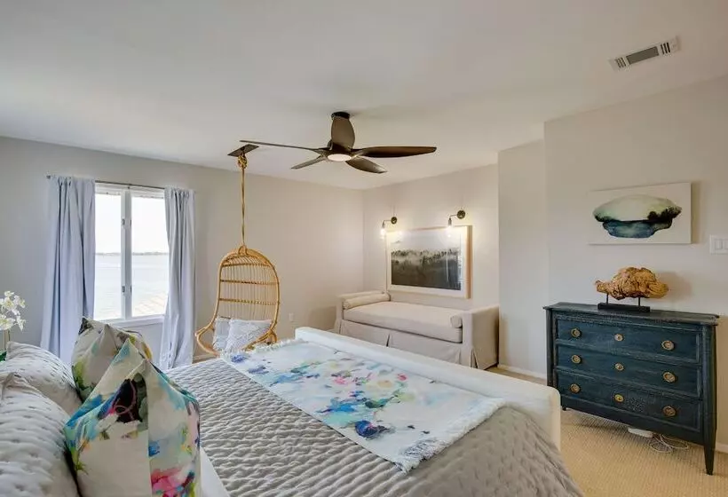 Cedar Creek Lake Views: Gorgeous Mabank House!