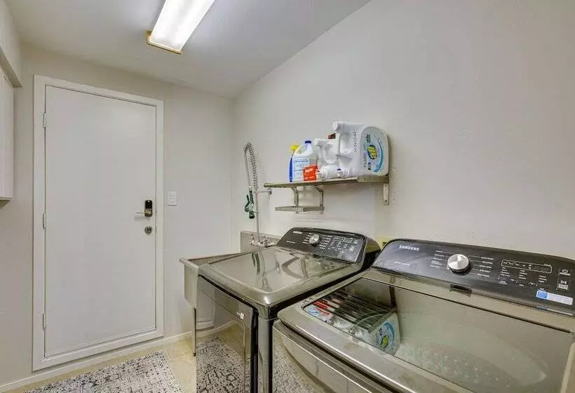 Cedar Creek Lake Views: Gorgeous Mabank House!