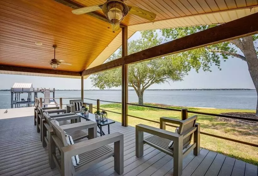Cedar Creek Lake Views: Gorgeous Mabank House!