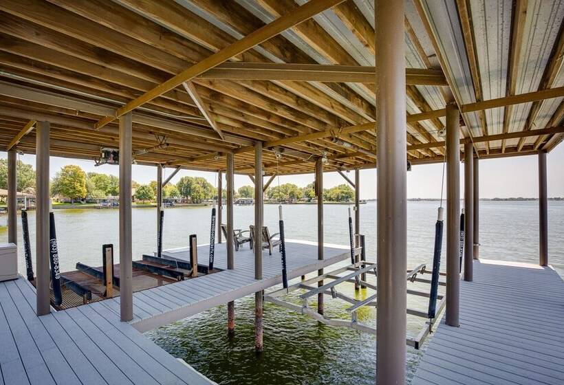 Cedar Creek Lake Views: Gorgeous Mabank House!