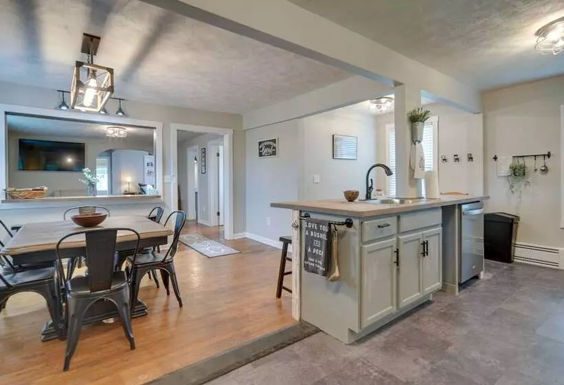 Historical Magnesia Springs Home, Near Kayaking!