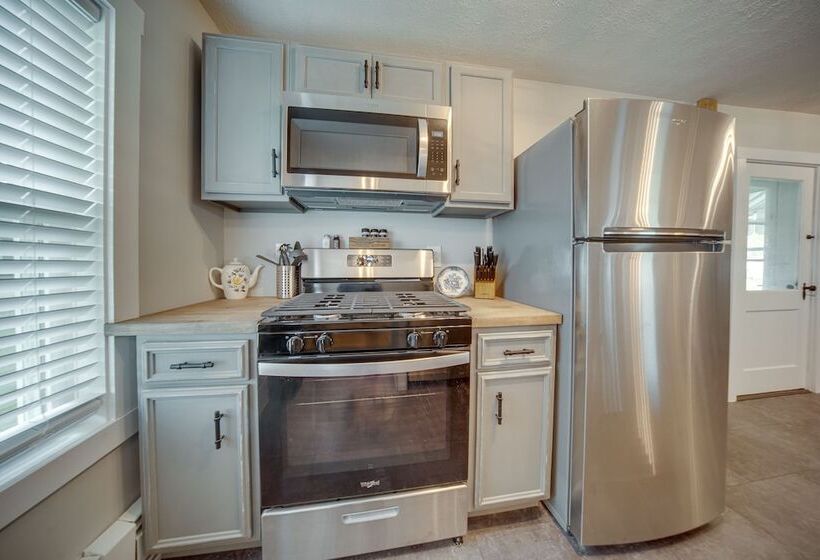 Historical Magnesia Springs Home, Near Kayaking!