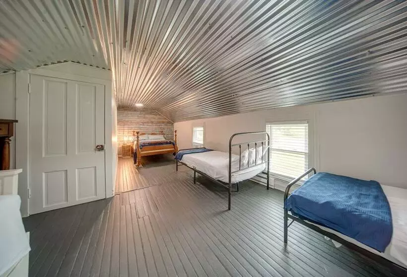 Historical Magnesia Springs Home, Near Kayaking!