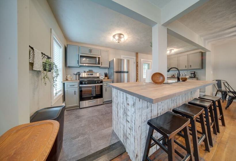 Historical Magnesia Springs Home, Near Kayaking!