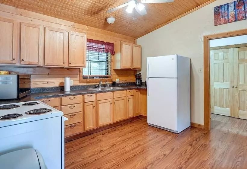 Kilgore Gem: Pet Friendly Cabin W/ Duck Pond!