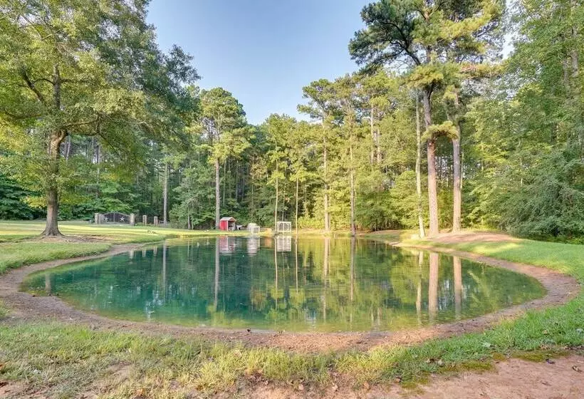 Kilgore Gem: Pet Friendly Cabin W/ Duck Pond!
