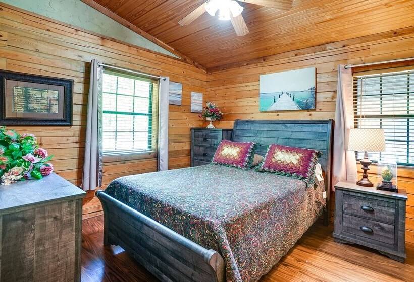 Kilgore Gem: Pet Friendly Cabin W/ Duck Pond!