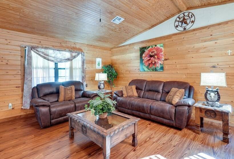 Kilgore Gem: Pet Friendly Cabin W/ Duck Pond!