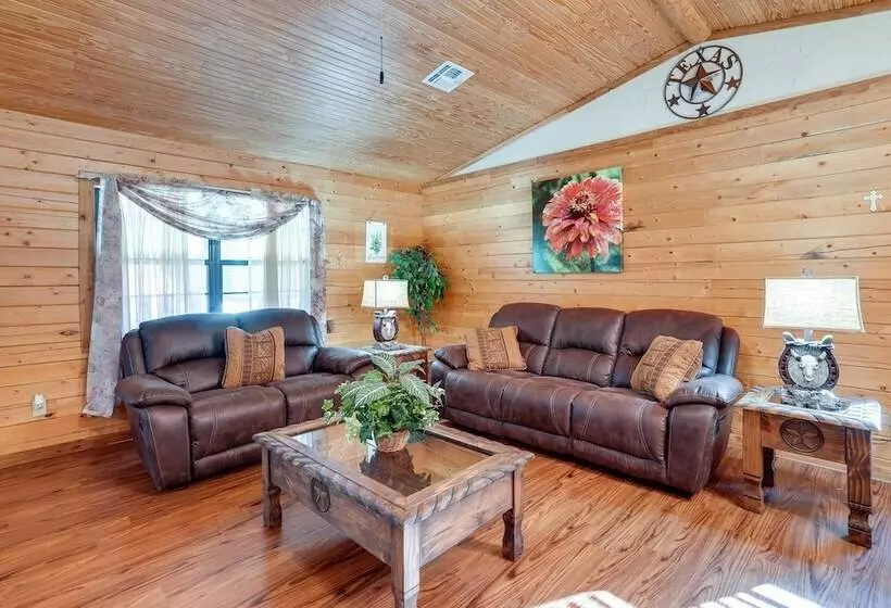 Kilgore Gem: Pet Friendly Cabin W/ Duck Pond!