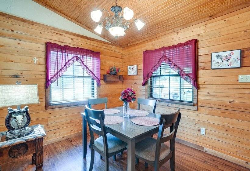 Kilgore Gem: Pet Friendly Cabin W/ Duck Pond!
