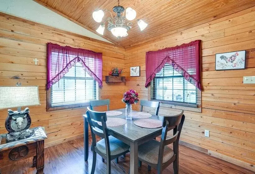 Kilgore Gem: Pet Friendly Cabin W/ Duck Pond!