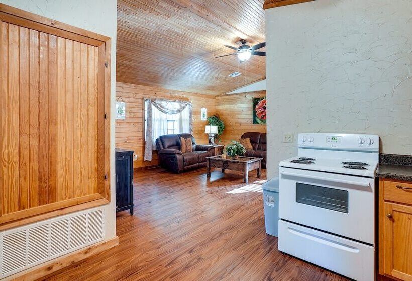 Kilgore Gem: Pet Friendly Cabin W/ Duck Pond!