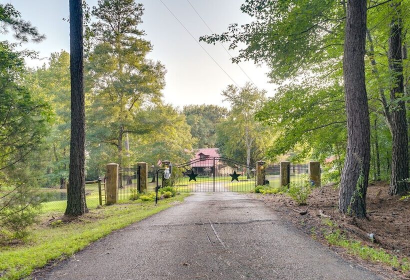 Kilgore Gem: Pet Friendly Cabin W/ Duck Pond!