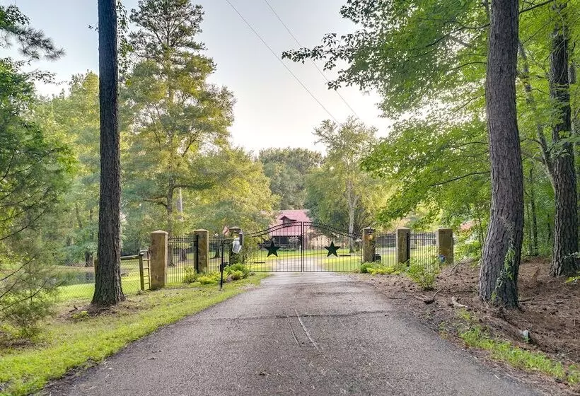 Kilgore Gem: Pet Friendly Cabin W/ Duck Pond!