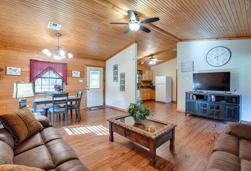 Kilgore Gem: Pet Friendly Cabin W/ Duck Pond!