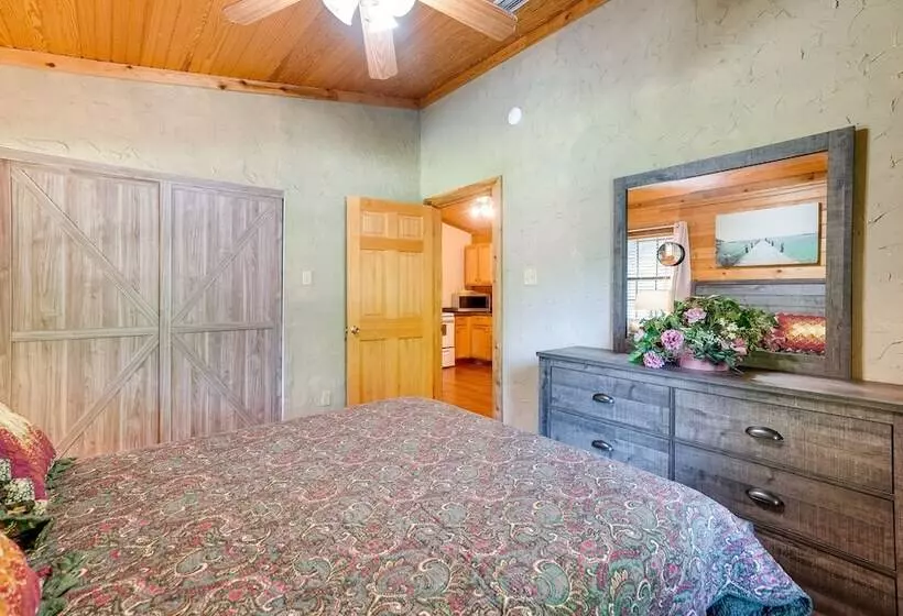 Kilgore Gem: Pet Friendly Cabin W/ Duck Pond!