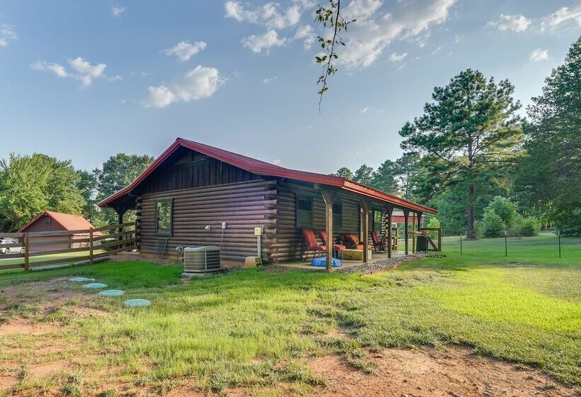 Kilgore Gem: Pet Friendly Cabin W/ Duck Pond!