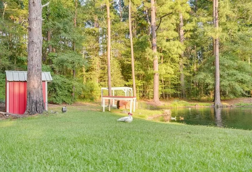 Kilgore Gem: Pet Friendly Cabin W/ Duck Pond!