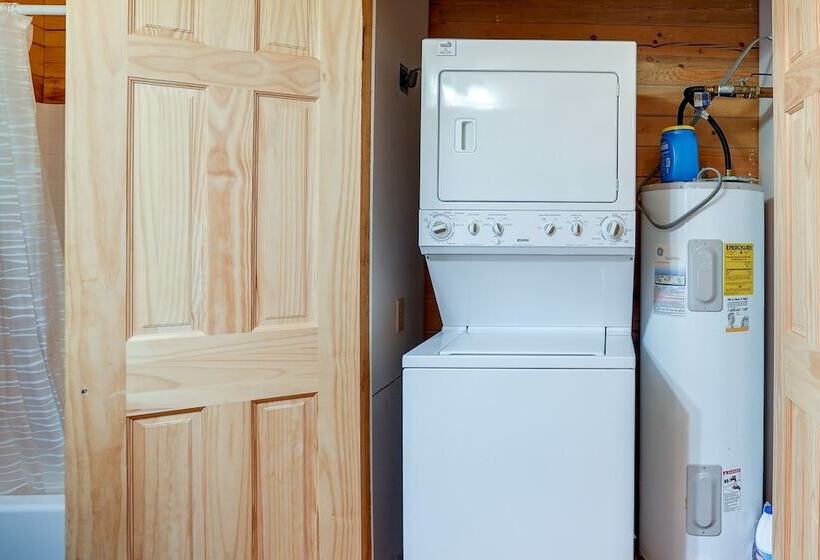 Kilgore Gem: Pet Friendly Cabin W/ Duck Pond!