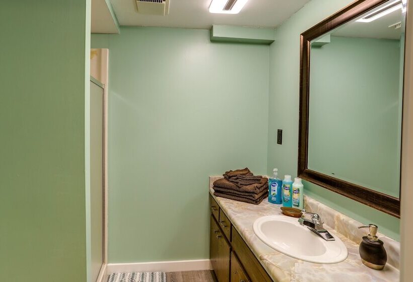 Lakefront Arkansas Escape W/ Grill, Dock & Kayaks!