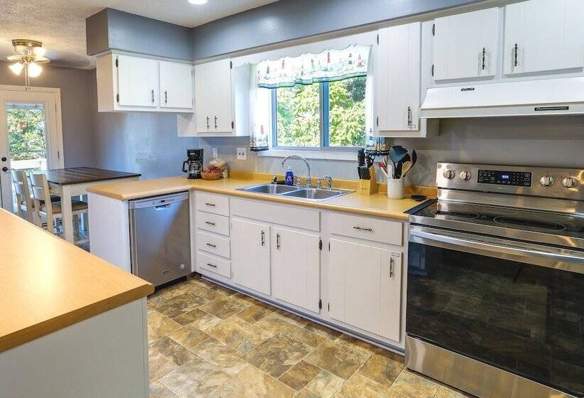 Lakefront Arkansas Escape W/ Grill, Dock & Kayaks!