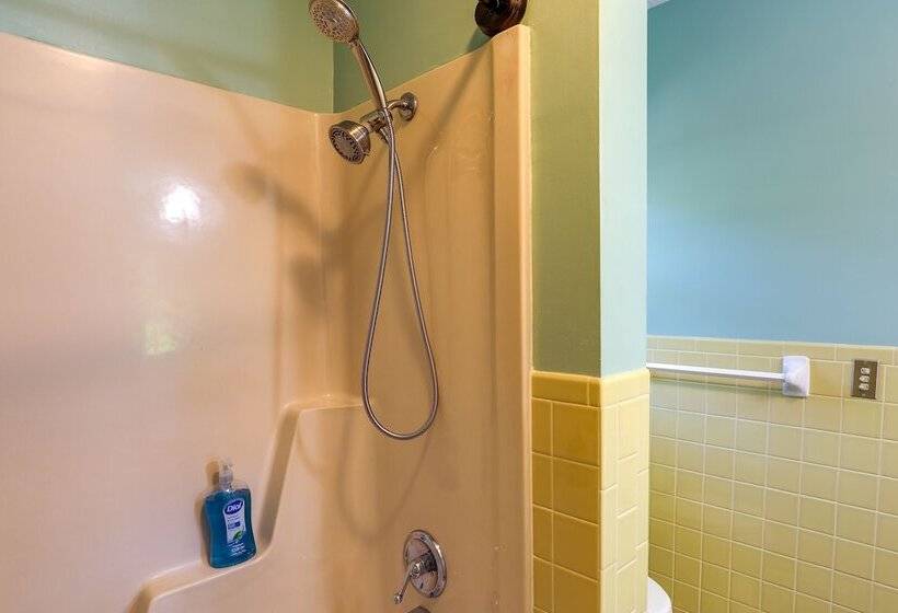 Lakefront Arkansas Escape W/ Grill, Dock & Kayaks!